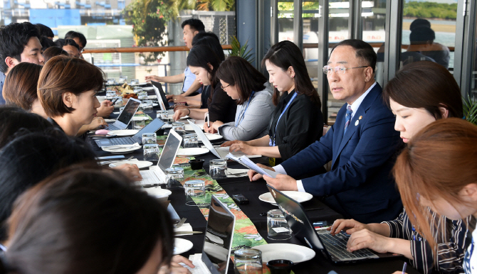 '추경+감세+기업투자 유인'…文 경제팀 하반기 경기회복 총력전