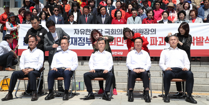  한국당, 이젠 집단삭발까지…장외투쟁 본격화