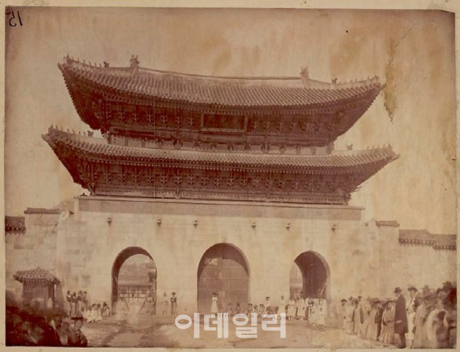 “‘고증실패’ 광화문 현판, 임정 100년 맞아 바꿔야”