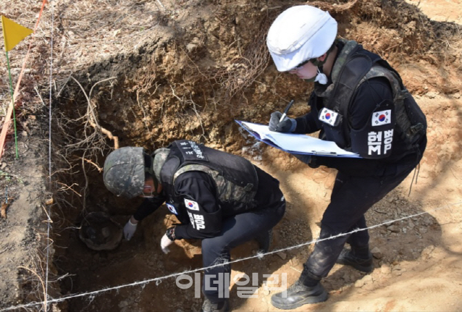 DMZ 화살머리고지 南 단독 유해발굴, 한 달간 92점 찾아