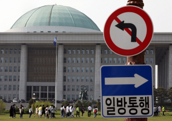 급할 땐 ‘총알받이’ 쓰고…'4명 정원' 보좌진, 3년간 20번 바꾼 의원들