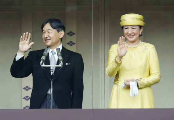 왕궁 베란다에 선 나루히토 새 일왕 "세계평화 추구"