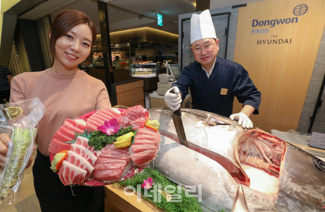 [포토]현대百, 300kg의 초대형 참치 해체쇼