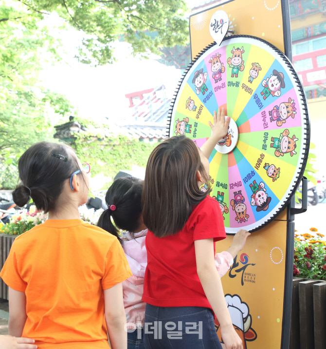 [포토]도심 속 한우축제에서 룰렛 이벤트 즐겨요!