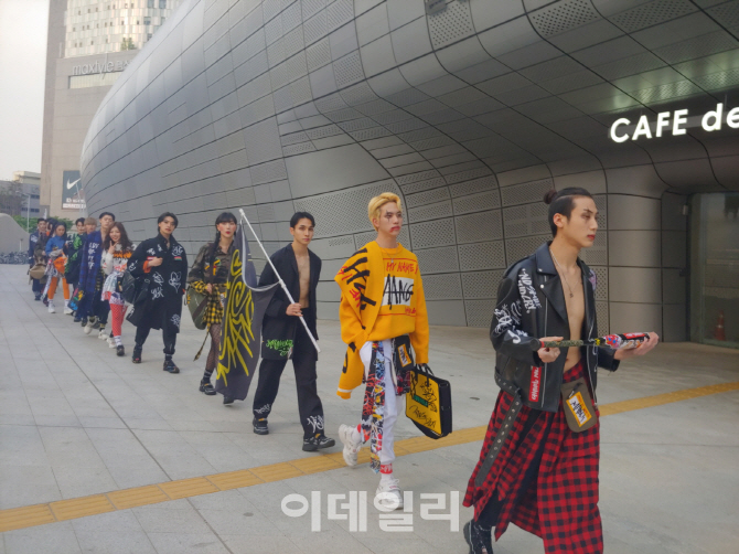 [포토]DDP에서 당당한 워킹 선보이는 모델들