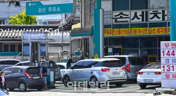 [포토]기름값 '인상' 소식에 주유소 찾은 차량들