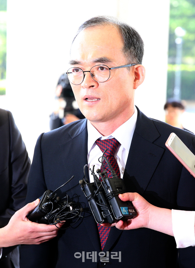 [포토]'국민 기본권' 강조하며 출근하는 문무일 총장