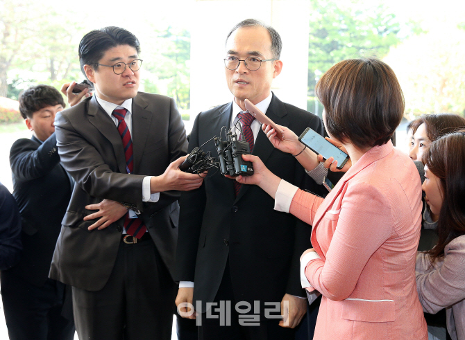 [포토]'국민 기본권' 강조하며 출근하는 문무일 검찰총장