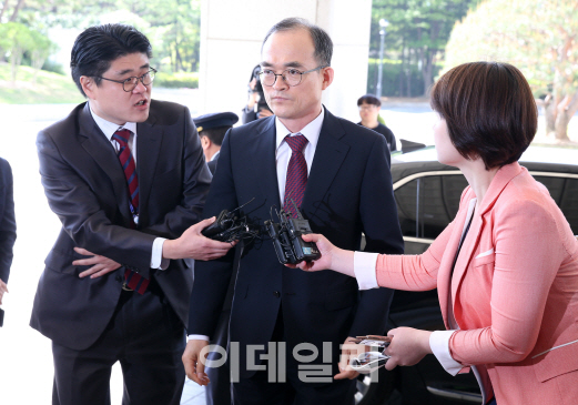 "공감대 넓어져 다행" 톤 낮춘 문무일…힘받는 수사권조정 보완