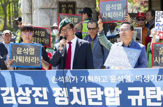 '윤석열 협박' 보수 유튜버, "웃자고 찍은 것… 현장 밋밋해서 계란 준비"