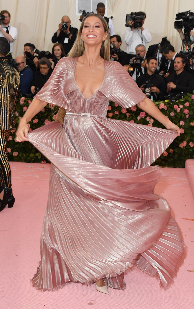 [포토] '멧 갈라' 지젤 번천, 드레스 뽐내며