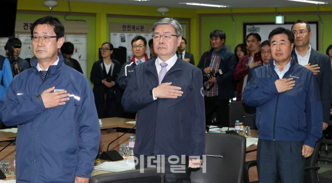 [포토]국민의례하는 이재갑 고용노동부 장관과 10대 건설사 대표들