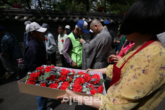 [포토]'카네이션 달아 드려요'