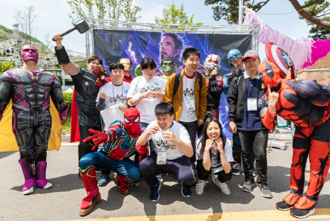 [포토] 어벤져스 캐릭터와 함께~
