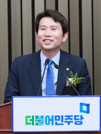 예상 밖 낙승 거둔 ‘리틀GT’ 이인영…갈길 ‘첩첩산중’