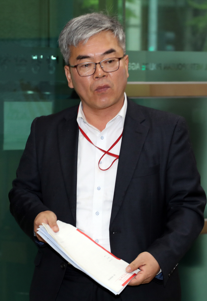 "경찰 수사종결권  논란? 검사는 '개과천선' 불가"