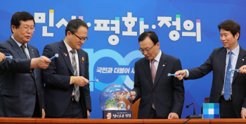 文정권 2주년…민주 '이니굿즈' 출시vs한국 '징비록' 발간