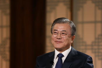 ‘北도발에서 朴사면·최저임금까지’ 文대통령, 90분간 폭포수 답변(종합)