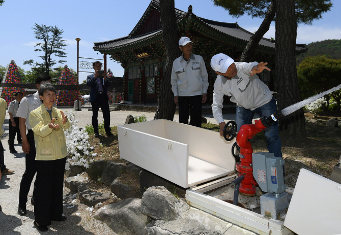 [포토] 소방점검 하는 정재숙 문화재청장