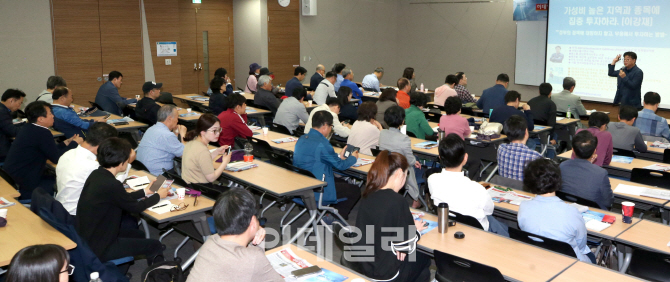 [포토]이강재 SWCU 교수, 정부의 정책에 대항하지 말고, 부응해서 투자하는 방법은?