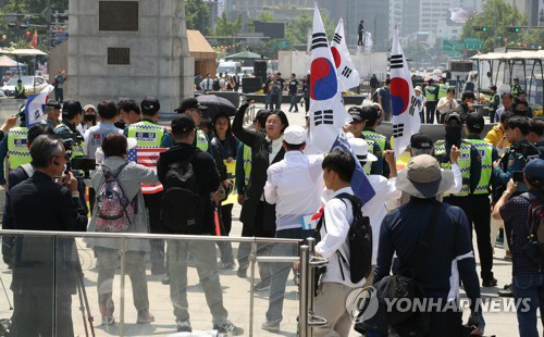 대한애국당, 광화문광장에 기습 천막.."세월호 기억공간 함께 철거"