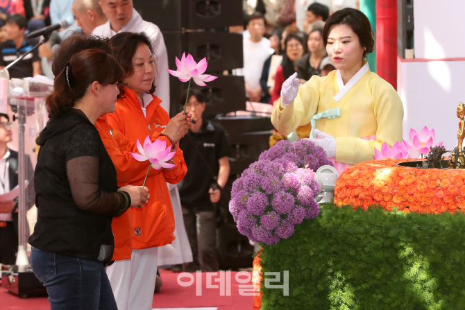 [포토]김용균母·스텔라데이지호 실종선원 가족들, '부처님 오신날' 봉축법요식 헌화