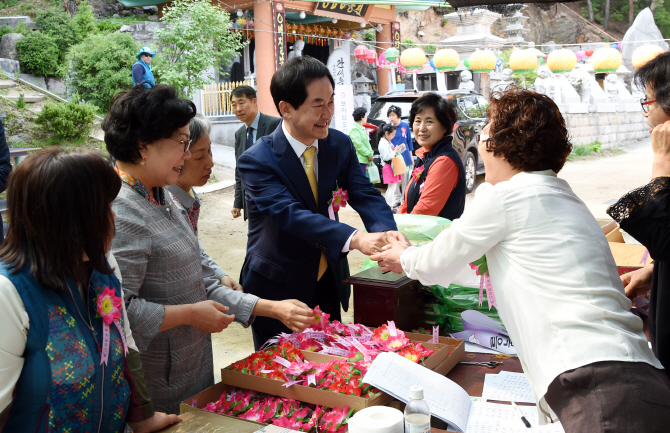 [포토]부처님오신날 맞아 사찰 찾아 인사하는 안병용 의정부시장