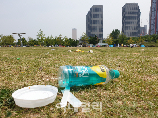 쓰레기에 몸살 앓는 한강공원…대책 내놨지만 방문객엔 손못써