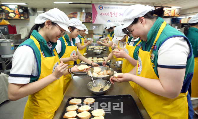 [포토]대한적십자사, 스승의 날 맞아 '제빵 나눔 봉사활동'