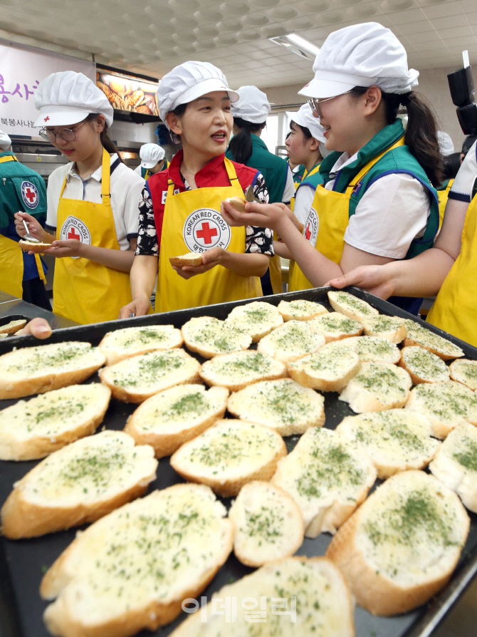 [포토]선생님과 제자가 함께하는 제빵 봉사활동