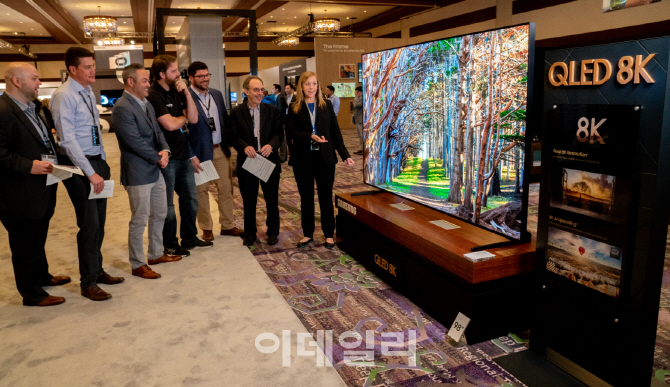 초고화질 ‘8K TV’ 저렴하게 살까?..삼성전자, 30% ‘파격 인하’