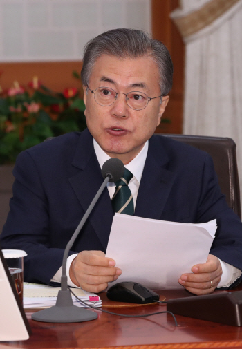 文대통령 "정당 대표들 만나 소통의 정치로 가는 계기되길"