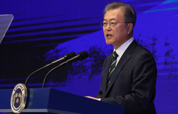 文, 연일 정치권 자성 촉구…한국당 "남 얘기 안 듣는 꼰대정권"