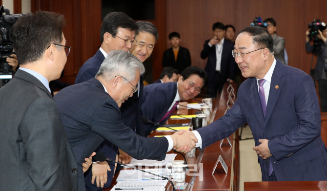 [포토]'제16차 경제활력대책회의' 참석한 홍남기 경제부총리