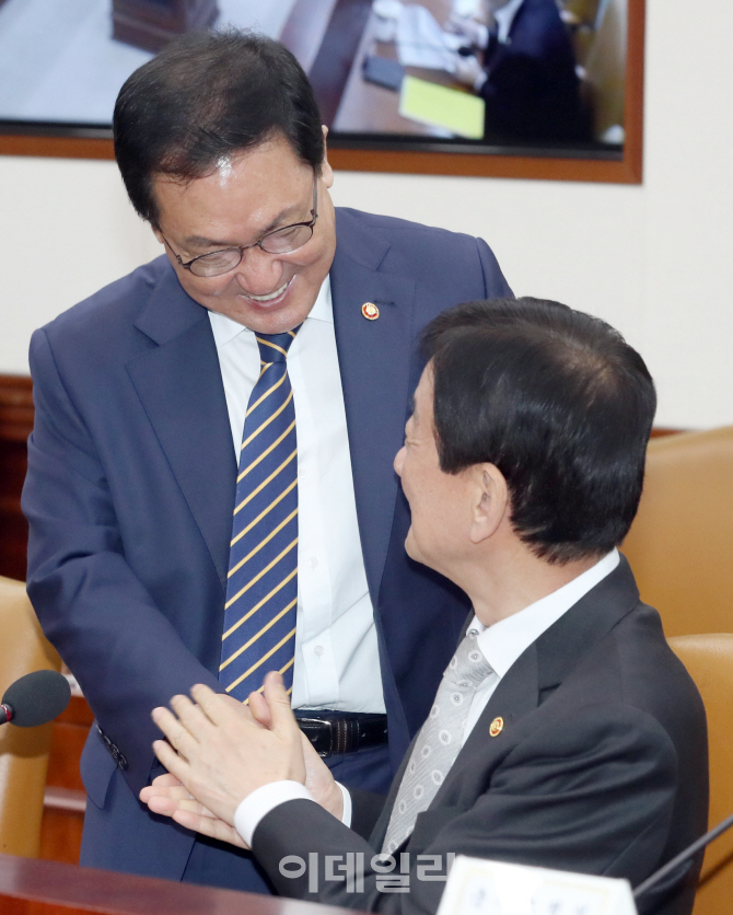 [포토]이야기 나누는 유영민-진영