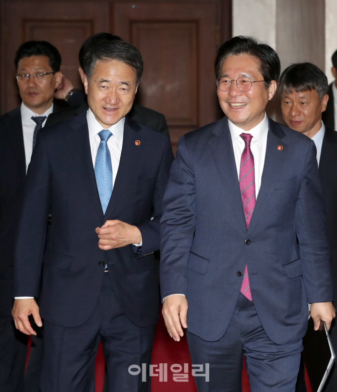 [포토]이야기 나누며 '경제활력대책회의' 입장하는 박능후-성윤모