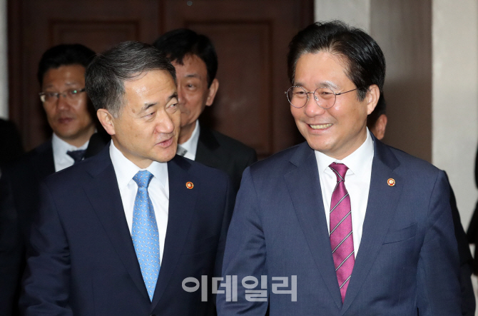 [포토]'경제활력대책회의' 입장하는 박능후-성윤모