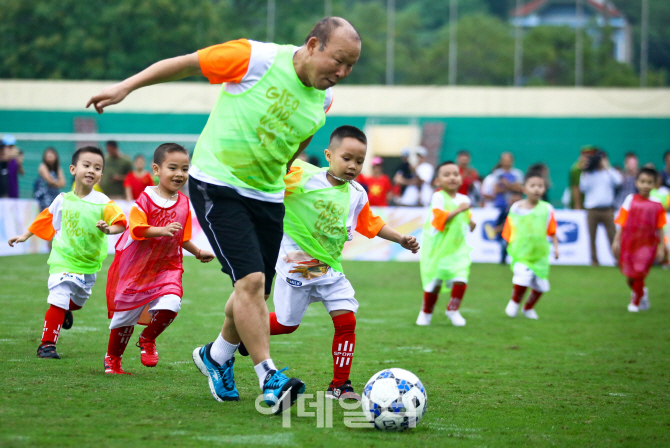 현대오일뱅크, 베트남 오지서 '박항서 축구교실' 개최