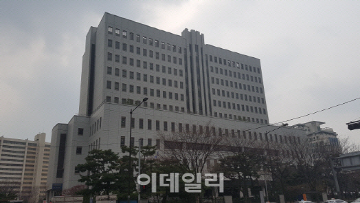 '독방 거래'로 자문료 챙긴 변호사…檢,징역 1년 6월 구형