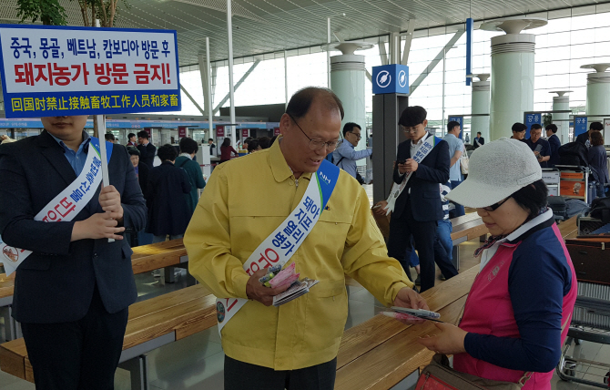 [포토] ASF 국내 유입방지 캠페인하는 김태환 축산경제대표