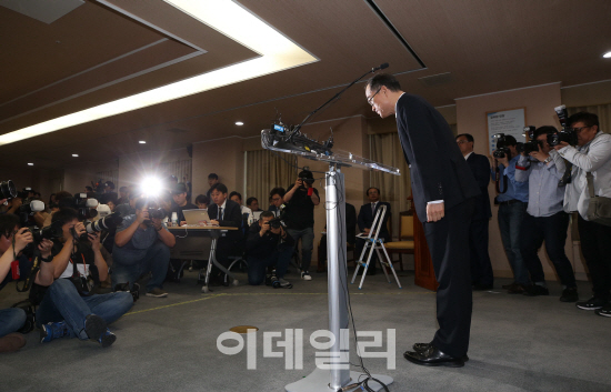 "흔들리는 옷만 보고 말하면 안돼"…울컥했던 문무일