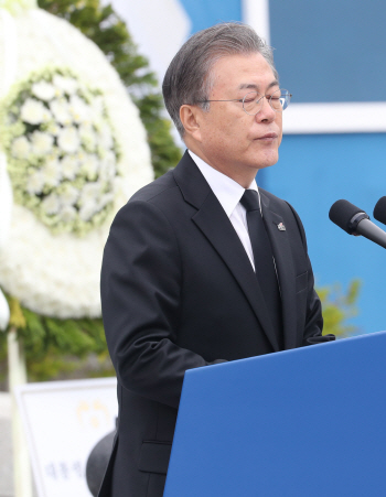文대통령, 5.18 기념사 도중 ‘울먹’…광주시민 24번 박수로 응원