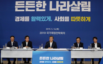 "경제 좋아진다"는 文…OECD·KDI, 2.6% 성장전망 지킬까?