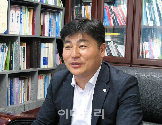 [인터뷰]윤대기 첫 인천시 인권위원장 "사회약자·소수자 존중 앞장"