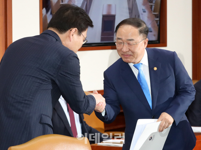 [포토]최종구 금융위원장과 인사 나누는 홍남기 부총리