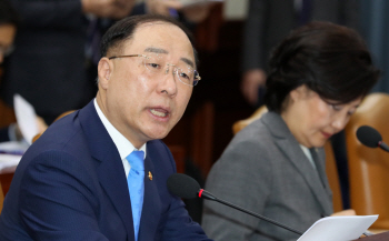 홍남기 "안정조치" 발언에 원·달러 환율 소폭 하락