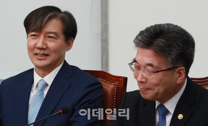[포토]'옅은 미소 보이는 조국-민갑룡'