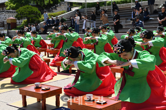 [포토]절 올리는 성년들