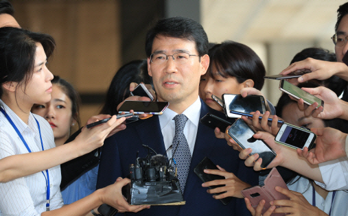 '영장정보 누설' 현직 법관들, "직무상 행위" 혐의 부인