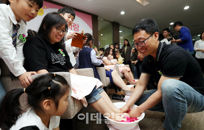 [포토]얼굴에 웃음꽃 핀 잉꼬부부들